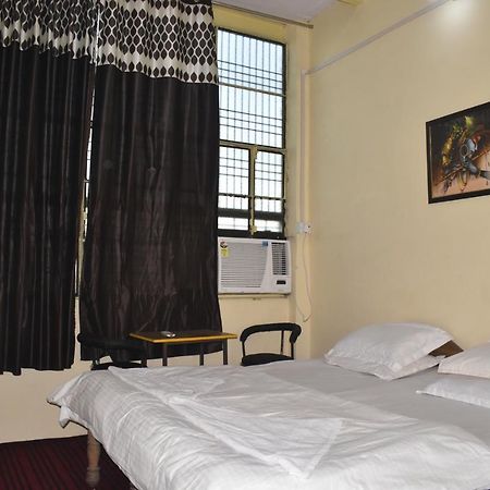מלון ורנאסי Om Rest House מראה חיצוני תמונה