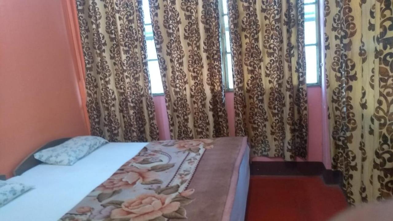 מלון ורנאסי Om Rest House מראה חיצוני תמונה