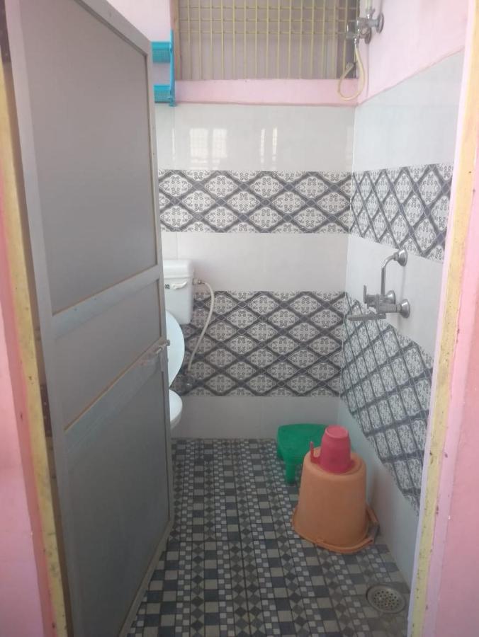 מלון ורנאסי Om Rest House מראה חיצוני תמונה