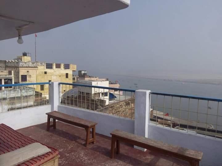 מלון ורנאסי Om Rest House מראה חיצוני תמונה