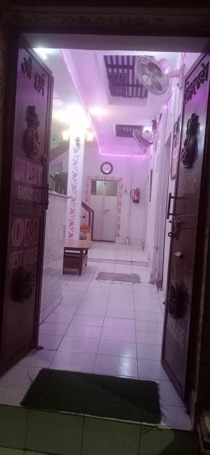 מלון ורנאסי Om Rest House מראה חיצוני תמונה